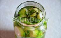 Quick pickled cabbage