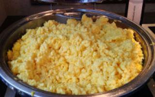 How and for how long should you cook corn porridge using water and milk from corn grits?